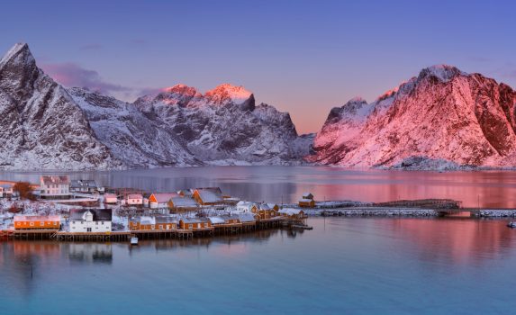 ロフォーテン諸島レーヌ村の冬の夕暮れの風景　ノルウェーの風景