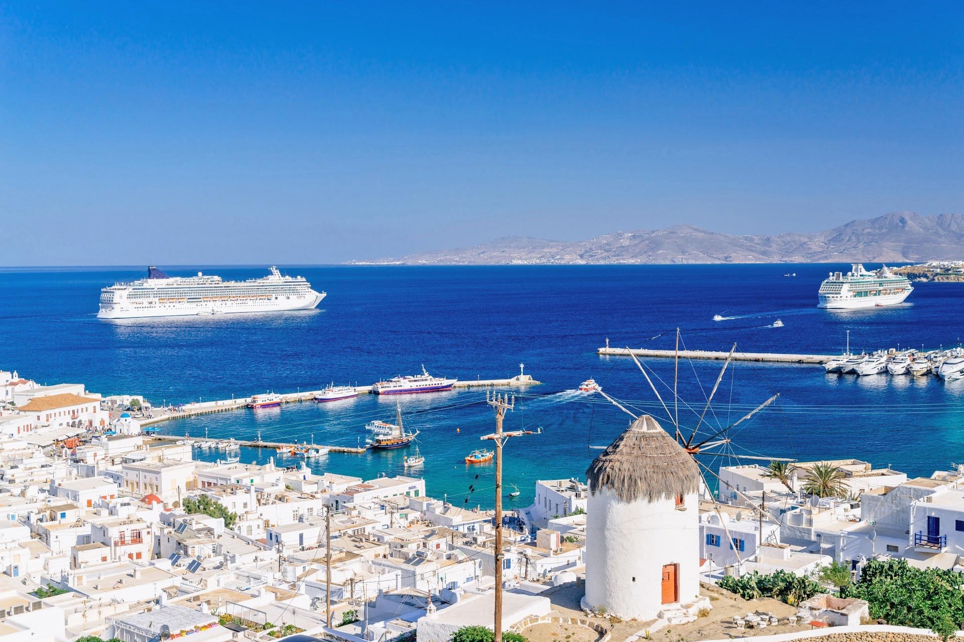 ミコノスの街とエーゲ海の風景　ギリシャの風景