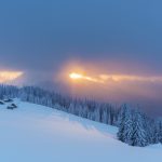 冬のカルパティア山脈の朝の風景　ウクライナの風景