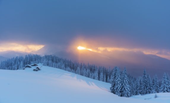 冬のカルパティア山脈の朝の風景　ウクライナの風景