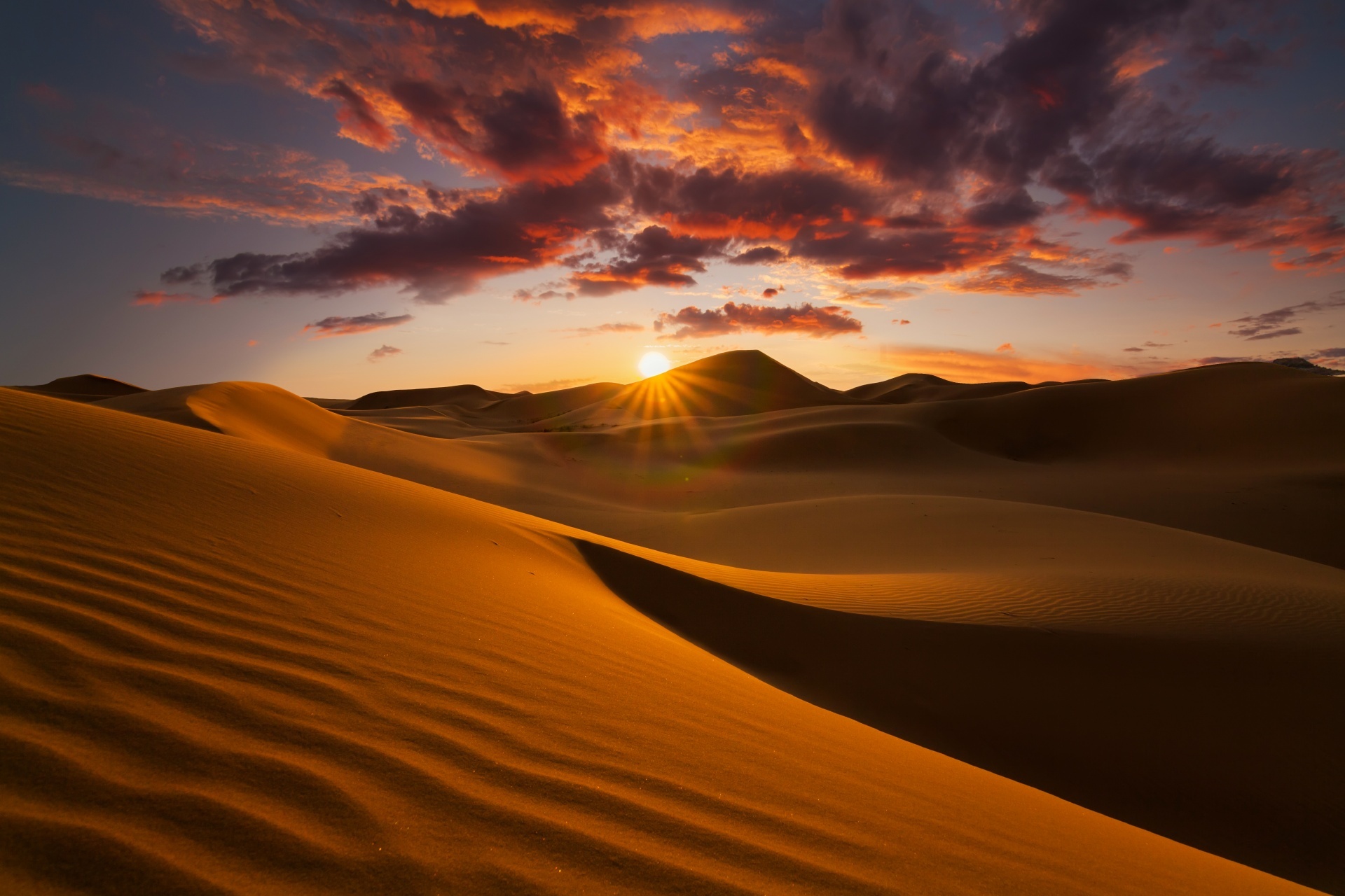 サハラ砂漠の夕日　夕暮れのサハラ砂漠の風景