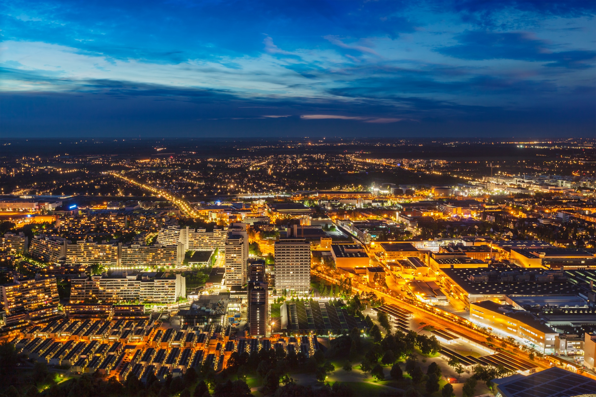 オリンピア塔から見る夜のミュンヘンの街並み　ドイツの風景
