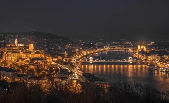 ゲッレールト山から見る夜のブダペストの街並みとドナウ川の風景　ハンガリーの風景