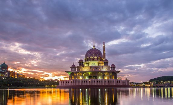 夜明けのプトラ・モスク　マレーシアの風景