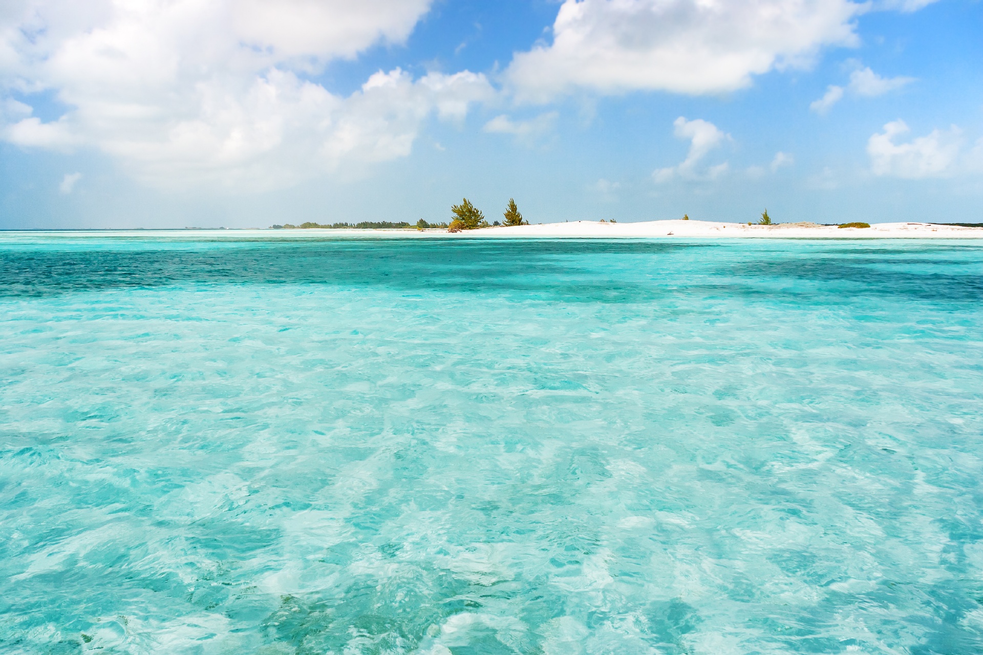 青い海と白い砂浜　カリブ海　キューバ－の風景