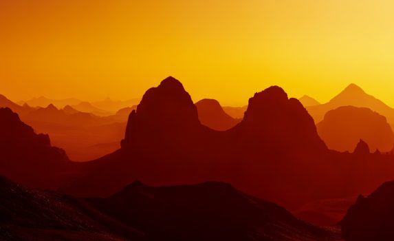 朝焼けのサハラ砂漠の風景　アルジェリアの風景