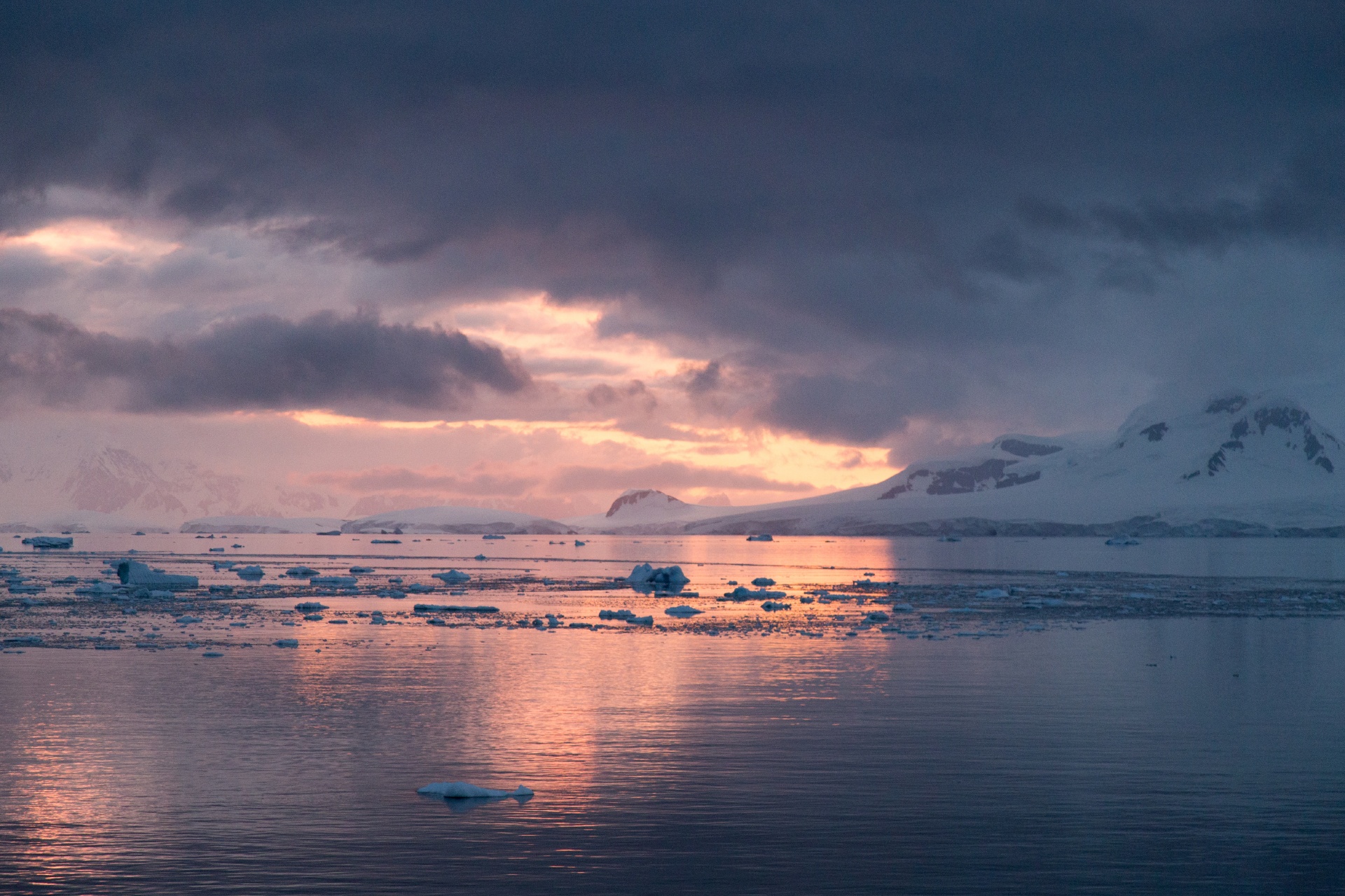 夕暮れの南極の風景
