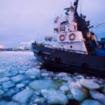 氷の海を進む砕氷船