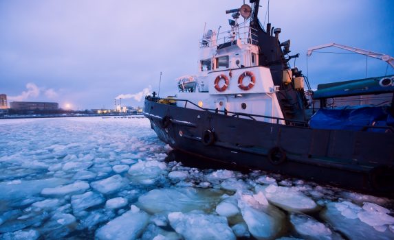 氷の海を進む砕氷船