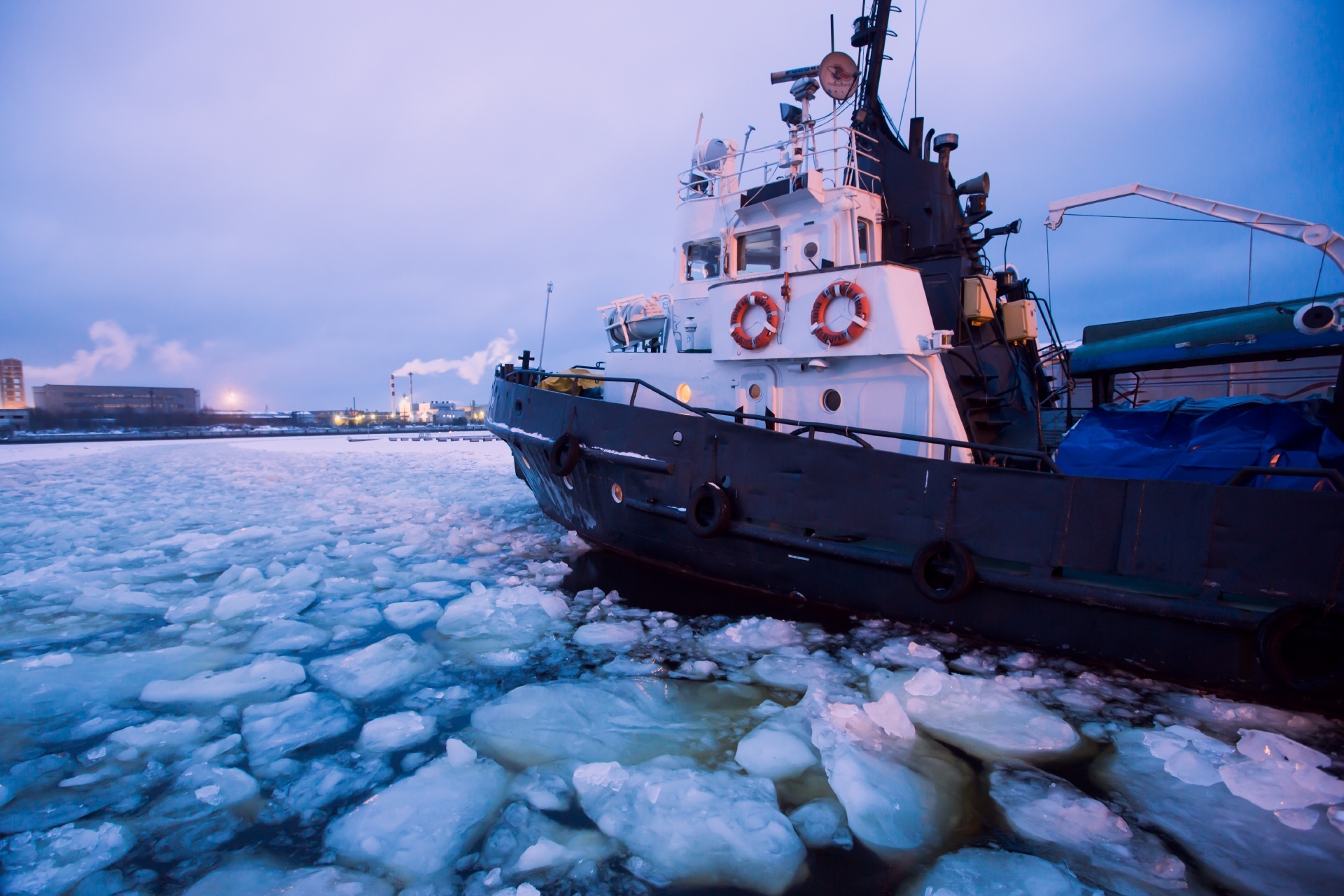 氷の海を進む砕氷船
