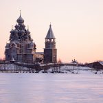 冬の夕暮れのキジ島の眺め　カレリア共和国　ロシアの風景