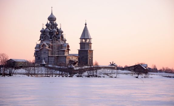 冬の夕暮れのキジ島の眺め　カレリア共和国　ロシアの風景