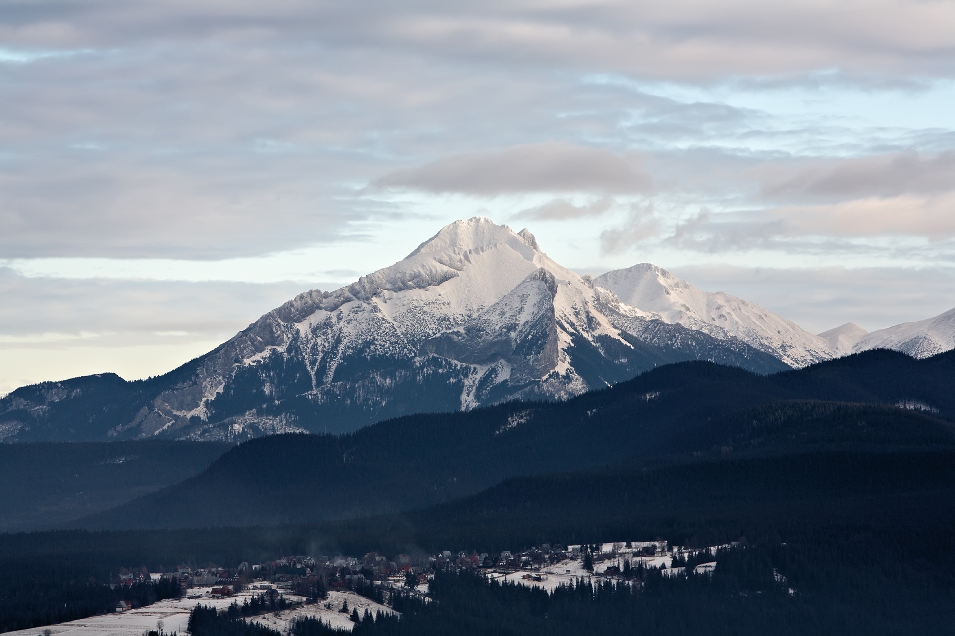 冬の高タトラ山脈　ザコパネ　ポーランドの風景