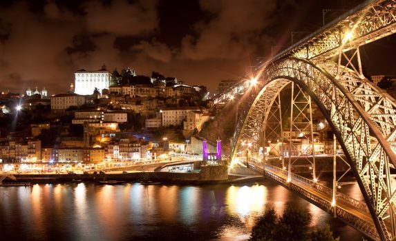 夜のドン・ルイス1世橋　ポルトガルの風景