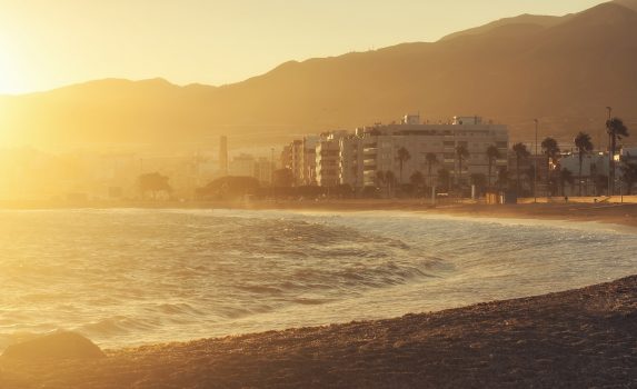 朝のビーチ　スペインの風景