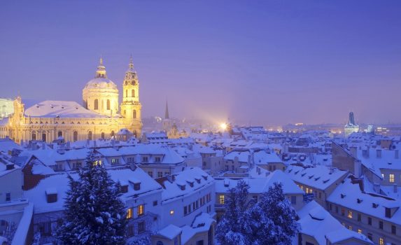 冬のプラハの風景　セント・ニコラス教会とマラー・ストラナ　チェコの風景