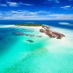 ターコイズ・ブルーの海と島の風景　モルディブの風景