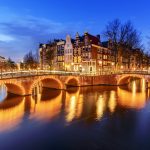夕暮れ時のアムステルダムの運河　オランダの風景