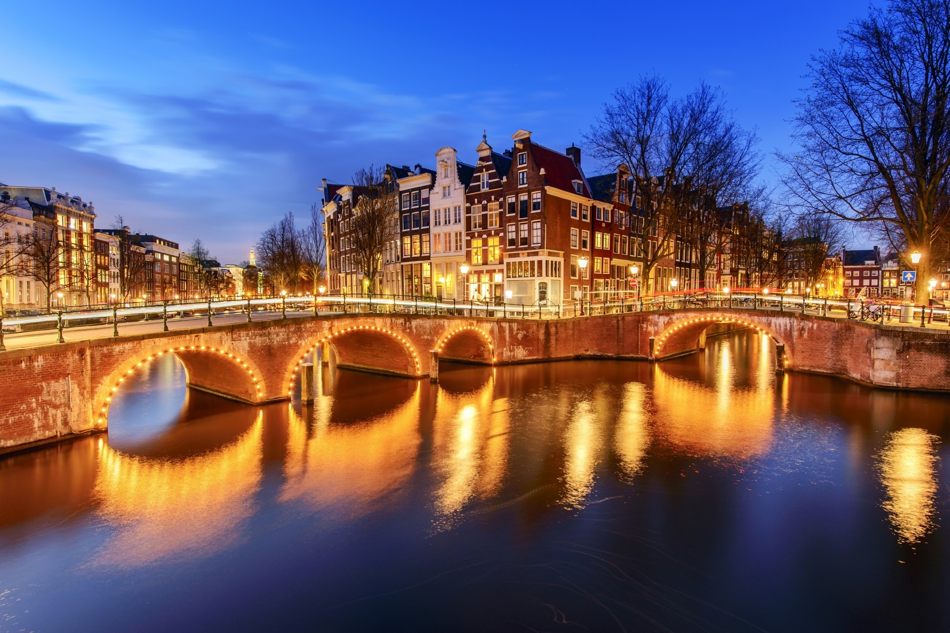 夕暮れ時のアムステルダムの運河　オランダの風景