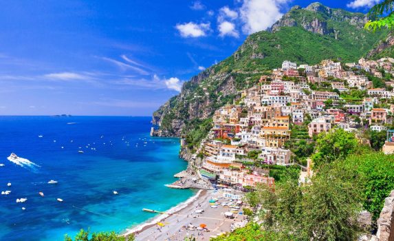 美しい海岸沿いの町ポジターノの風景　アマルフィ海岸　イタリアの風景