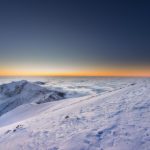 夕暮れの冬山の風景　ウクライナの風景