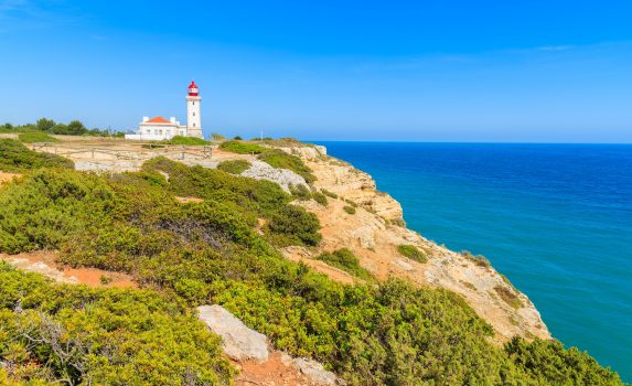 灯台と青い海　ポルトガルの風景