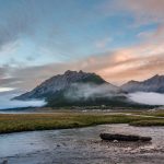 メディスン湖と朝の山並み　カナダの風景