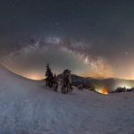 天の川と雪山の風景
