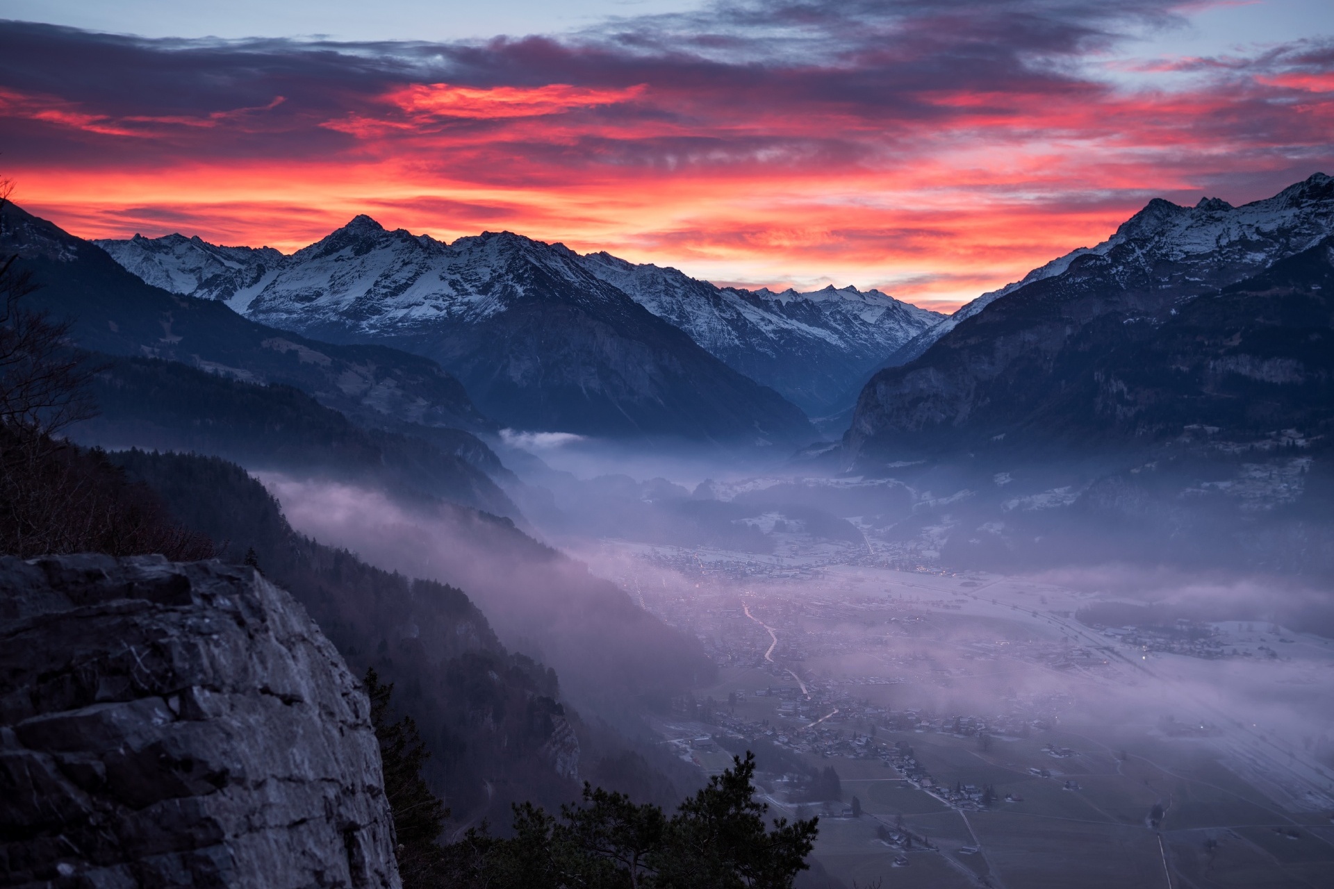 朝のスイスアルプス　朝焼けに染まる空と霧の谷の風景　スイスの風景