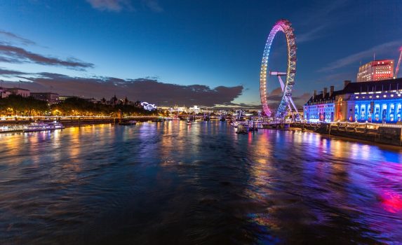 テムズ川とロンドン・アイ　ロンドンの風景　イギリスの風景