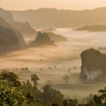 霧の朝のパヤオ　タイの風景