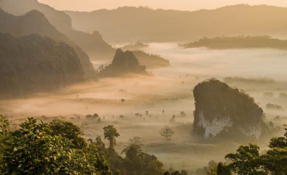 霧の朝のパヤオ　タイの風景
