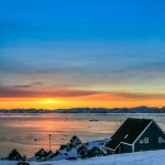 グリーンランドの夕日の風景　イヌイットの家々とフィヨルドの風景　デンマークの風景