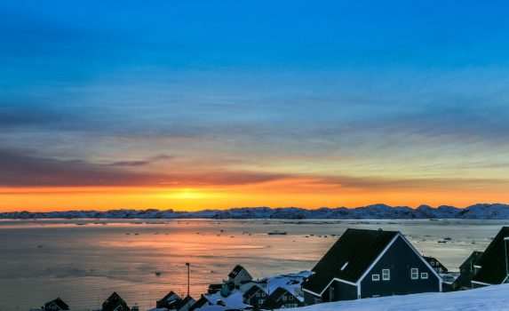 グリーンランドの夕日の風景　イヌイットの家々とフィヨルドの風景　デンマークの風景