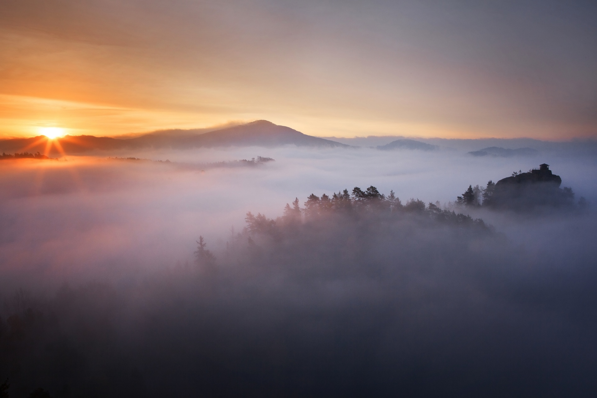 朝のチェコ　ボヘミアンスイスの風景　チェコの風景