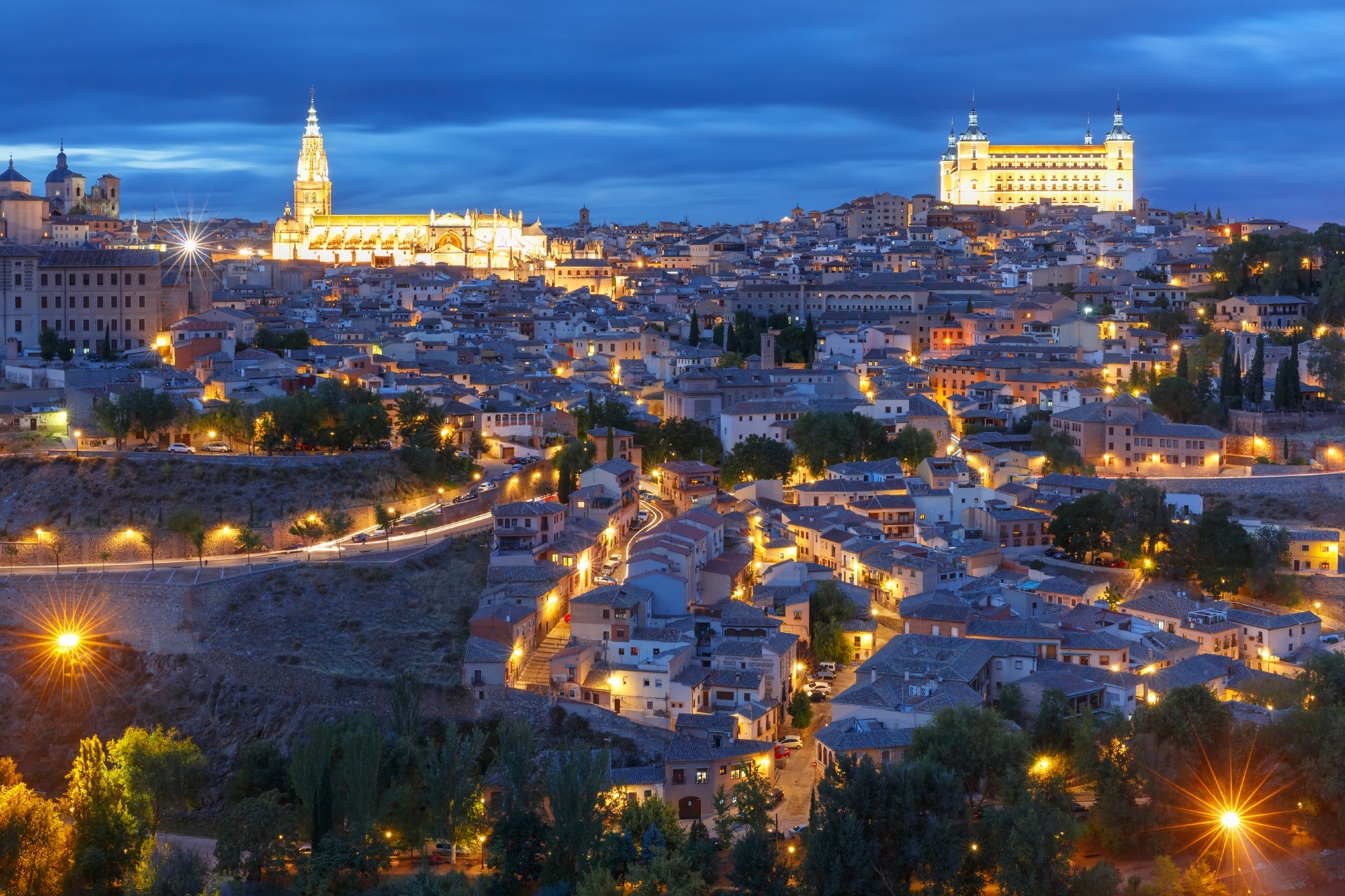 夜のトレドの旧市街　スペインの風景
