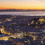 リカヴィトスの丘から見る夕暮れのアクロポリスとアテネの町並み　ギリシャの風景