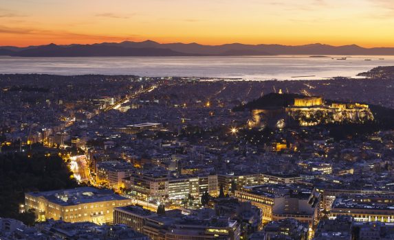 夕暮れのアクロポリスとアテネの町並み　ギリシャの風景