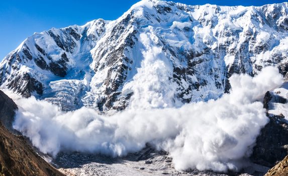シュハラ山の雪崩　ロシアの風景