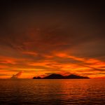 夕焼けに染まる海