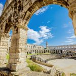 プーラの古代ローマ円形競技場　クロアチアの風景