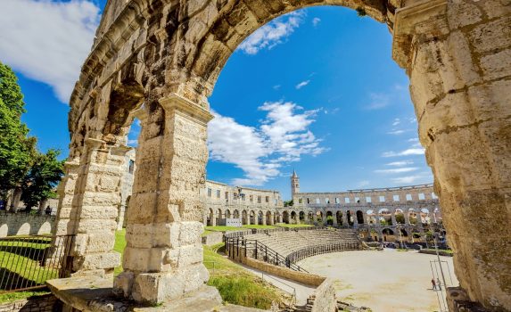 プーラの古代ローマ円形競技場　クロアチアの風景