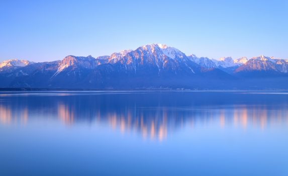 アルプスとジュネーブ湖の風景　スイスの風景
