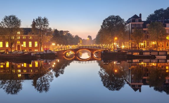 夕暮れのアムステルダム　オランダの風景