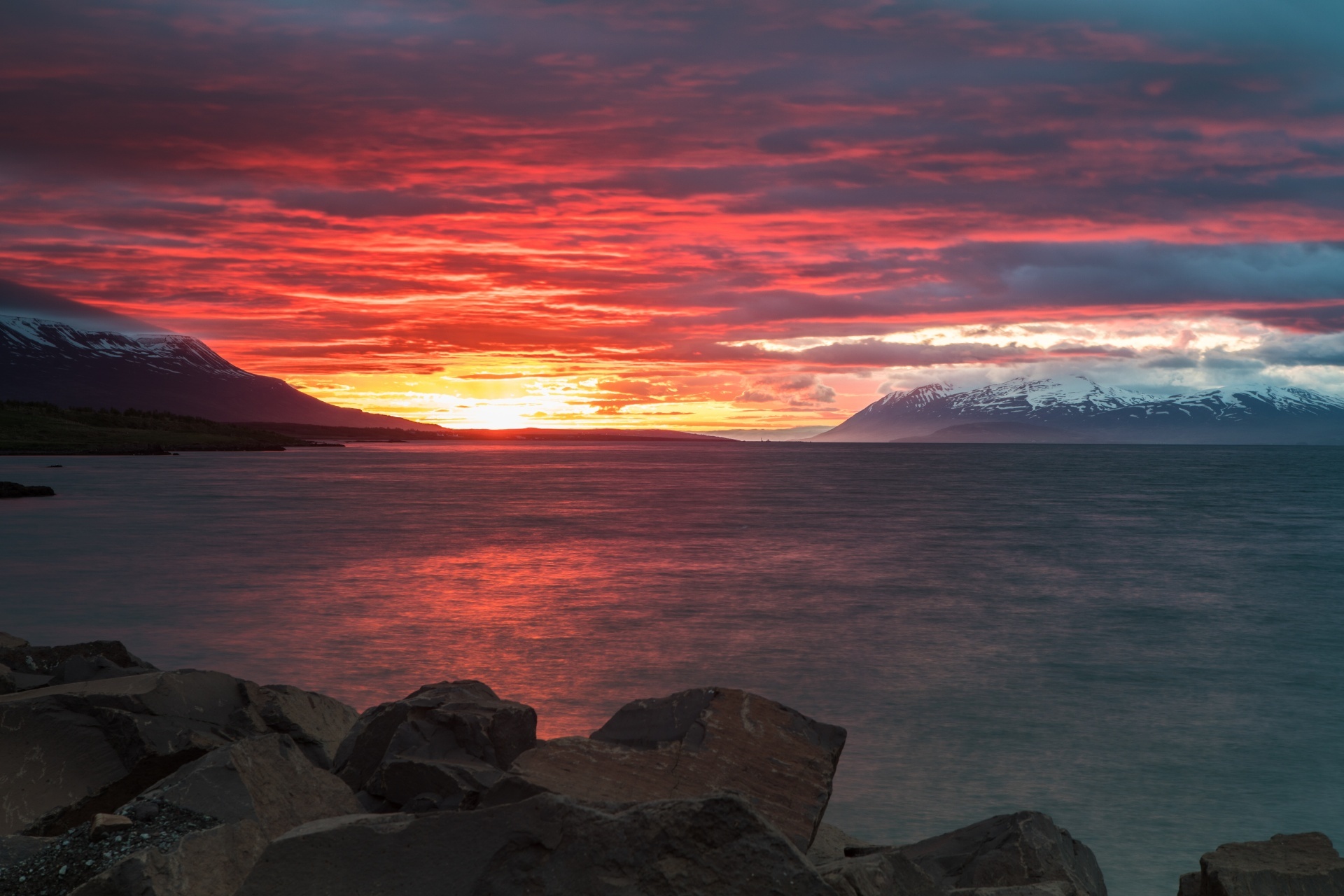真夜中の日暮れの風景　アークレイリ　アイスランドの風景