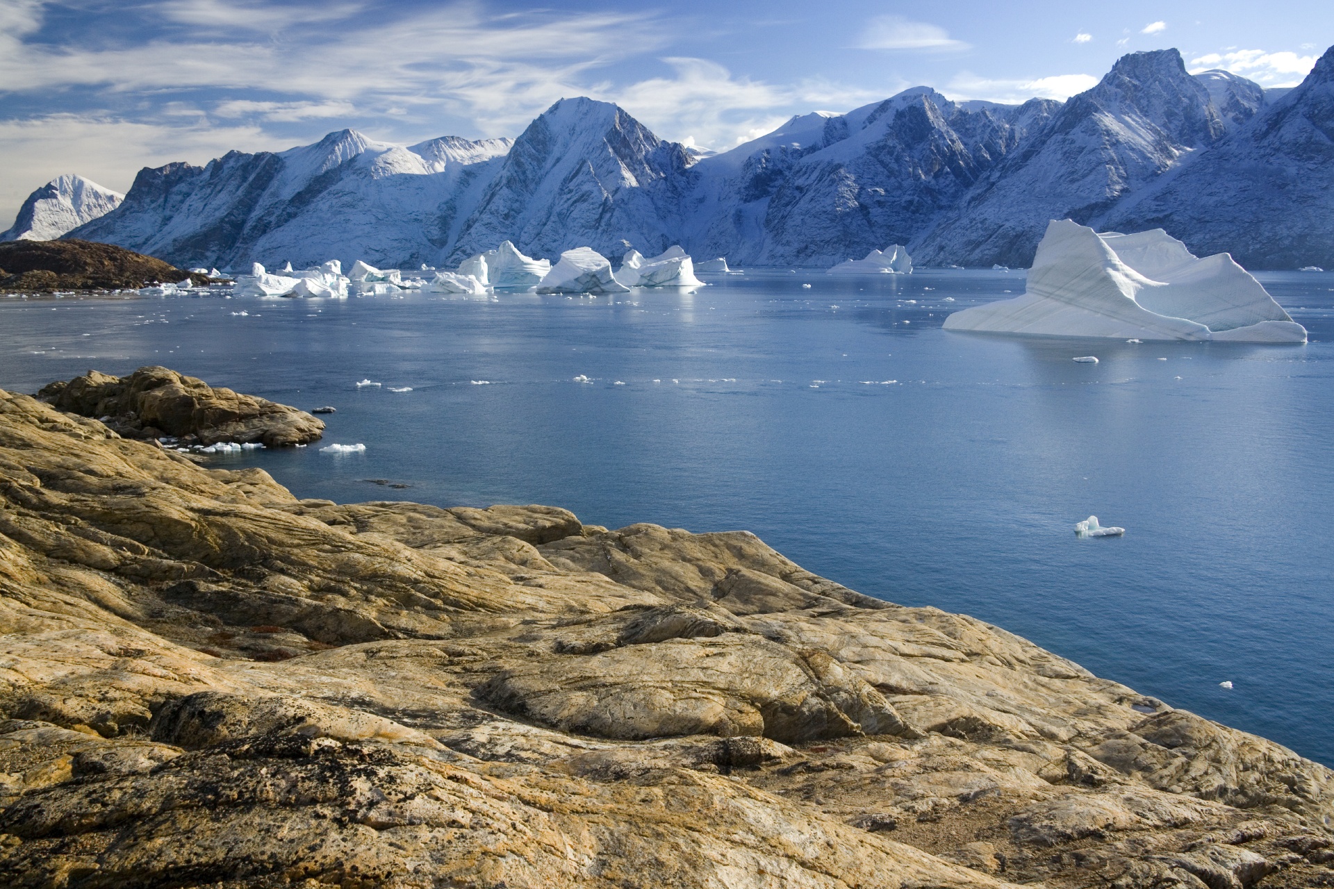フィヨルドの風景　イットコルトールミート　グリーンランドの風景
