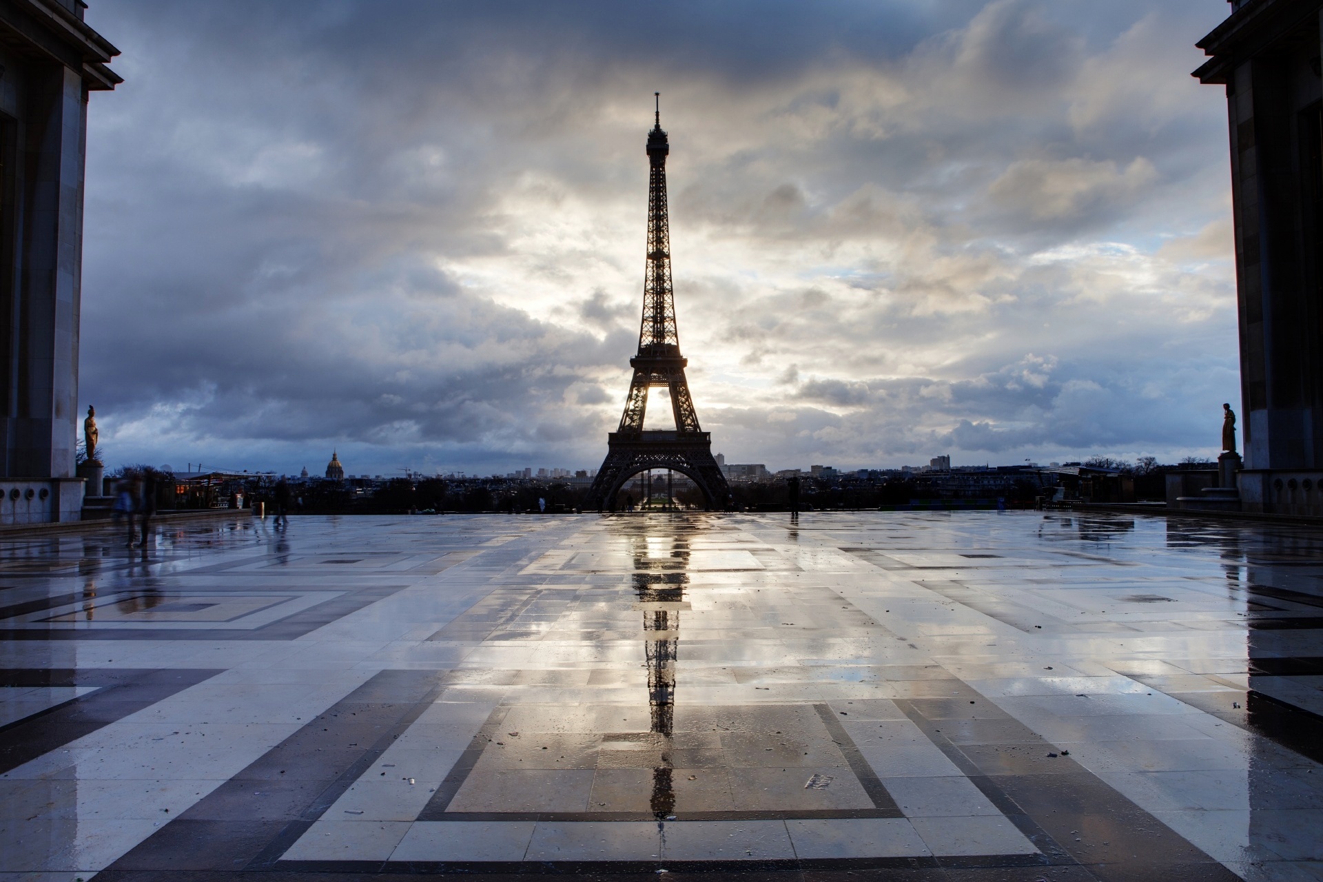 雨上がりのパリ　エッフェル塔　フランスの風景