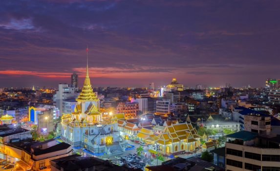 ワット・トライミット（黄金仏寺院）と夕暮れのバンコク　タイの風景
