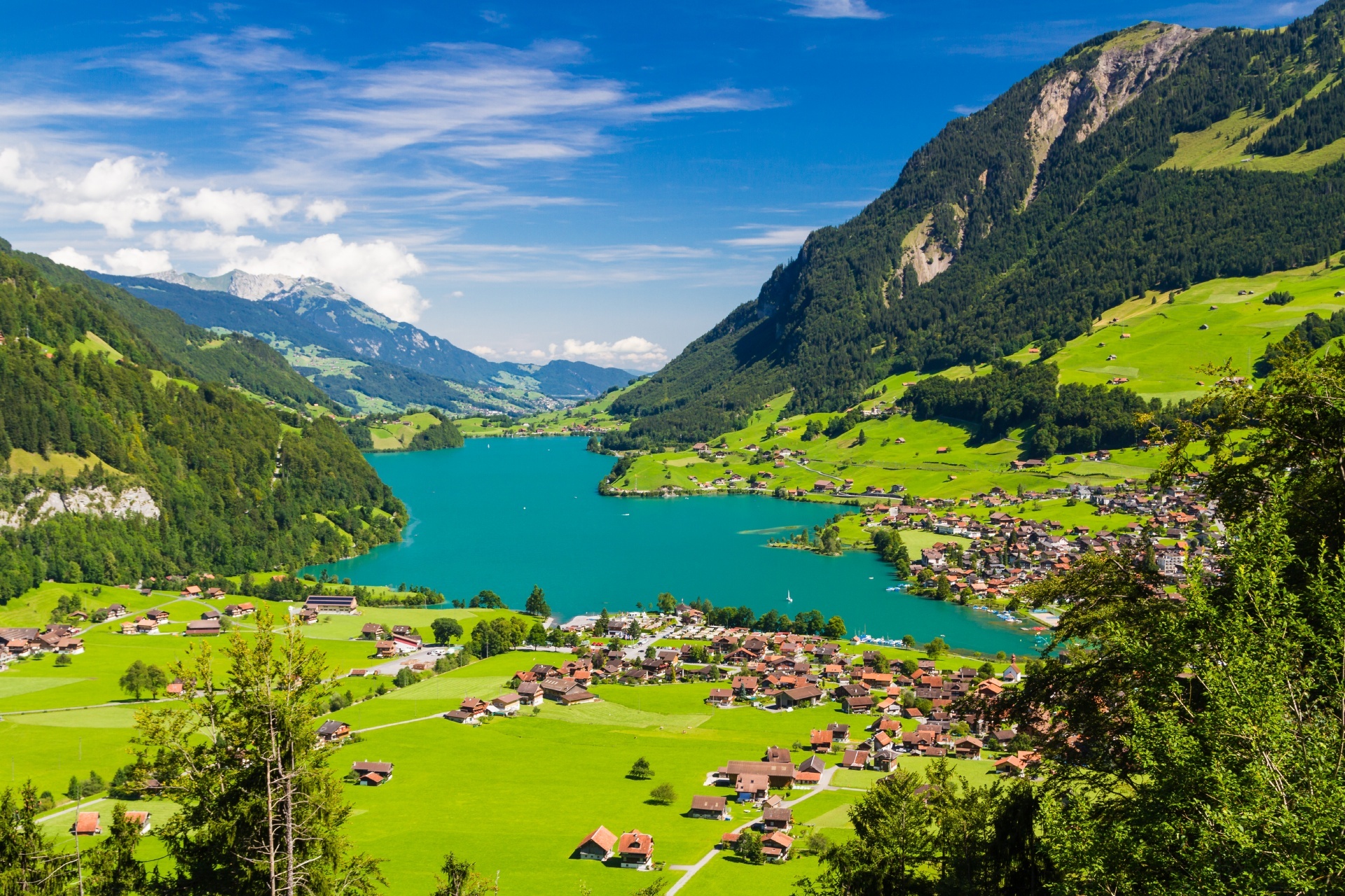 ブリュニック峠から見るルンゲルン湖　スイスの風景