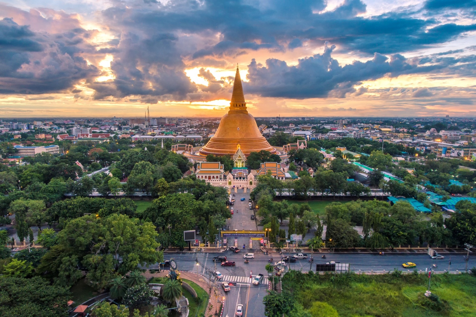 黄金の仏塔「プラ・パトム・チェディ」　タイの風景